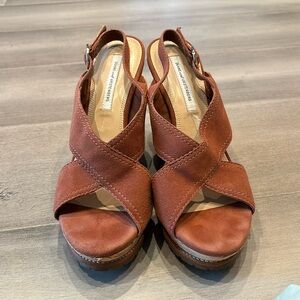 DVF size 8.5 tan suede wedge sandales